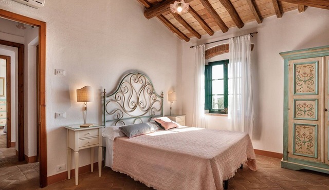 Apartment with pool, A/C, WIFI, TV, patio, pets allowed, panoramic view, close to Greve In Chianti