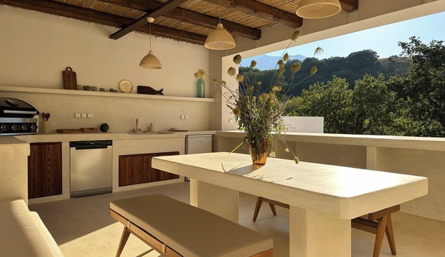 Architect-designed house with sea view, 10 minutes from the beach. Infinity pool.Jacuzzi. BBQ