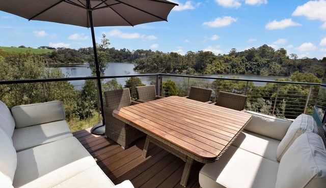 Arukah House: Waterfront property with magnificent views from every room!