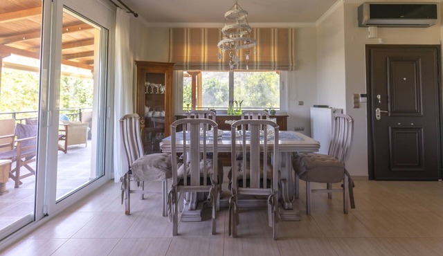 Astali Villa: Cozy Elegant Villa with Pool. 5-minute walk to the beach!