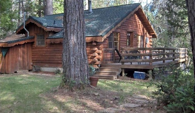Authentic Log Cabin Getaway with a Hot Tub near the Yuba River in California