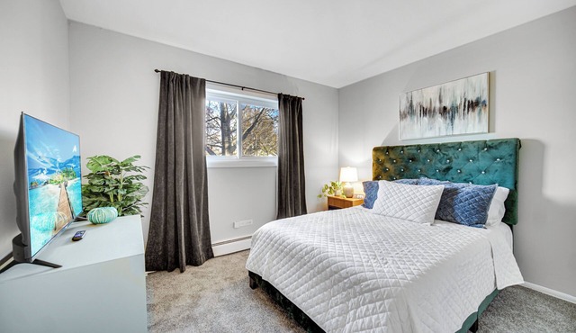 AVAIL 8/2 - 2 bed/1 bath APT downtown Crown Point