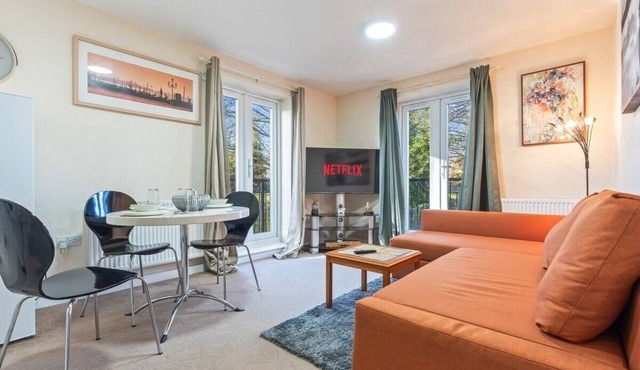 Balmoral Court -Sleeps 6 -Free Parking with Workspace & High-Speed WiFi