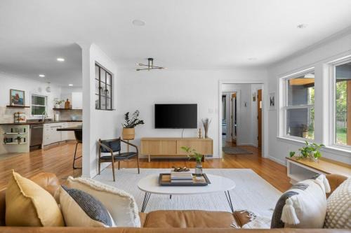 Bayside Bungalow: West Bay Views Minutes to TC