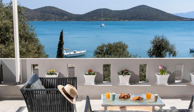 Beachfront luxury villa with Stunning views 2bedroom WiFi