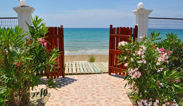 Beachfront Vacation Home "eftichia"