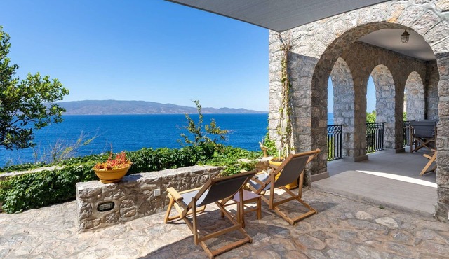 Beachfront Villa Ondyrelis, Divine Sea Views, Furnished Terrace, Hydra
