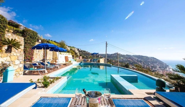 Beautiful 8 bedroom Villa overlooking the Ligurian sea