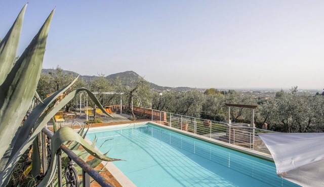 Beautiful apartment for 6 guests with pool, WIFI, hot tub, TV, patio and pets allowed