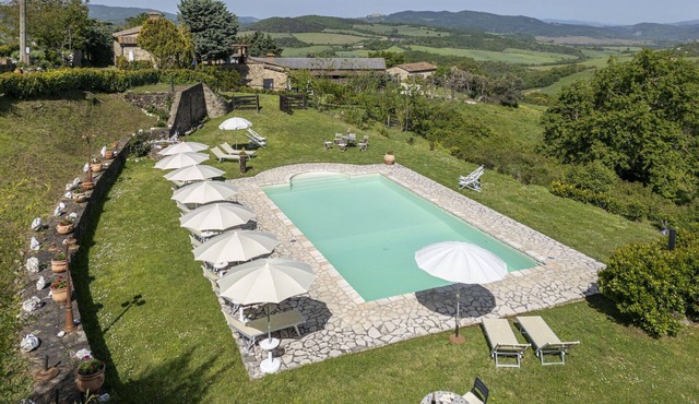 Beautiful apartment in villa for 7 guests with pool, WIFI