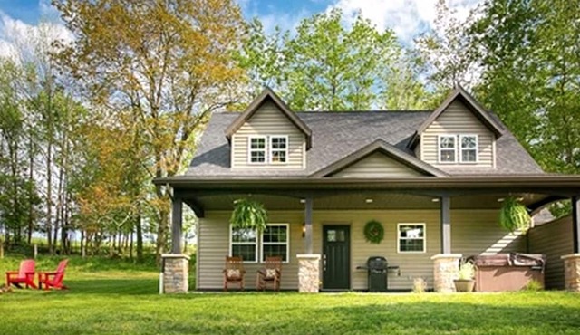 Beautiful Countryside Cabin with Hot-Tub and Pond Views in Ohio