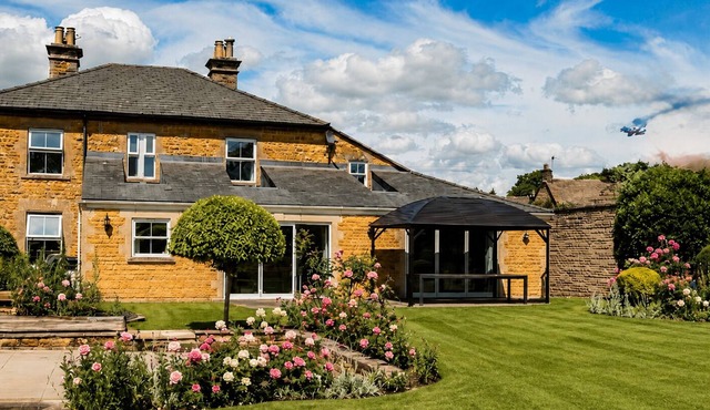 Beautiful Family Retreat- Luxury HotTub-Games Room