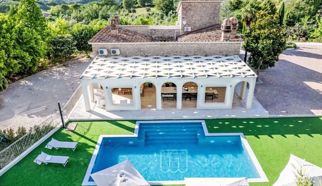 Beautiful private villa for 24 guests with A/C, private pool, WIFI, TV and patio