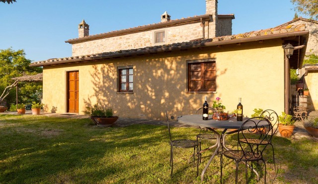 Beautiful private villa for 9 people with private pool, WIFI, TV, veranda and pets allowed
