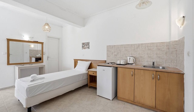 Bed and Breakfast The Kavos Sandy Inn – Quadruple Room with Shared Pool, Wi-Fi, and Air Conditioning