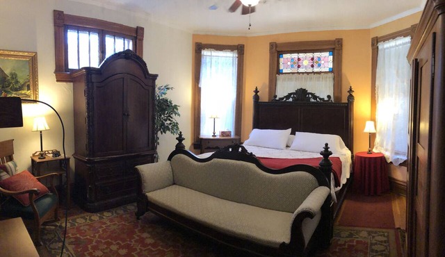 Bed and Breakfast w/Hot Tub near Hocking Hills in Nelsonville Oh Free Breakfast