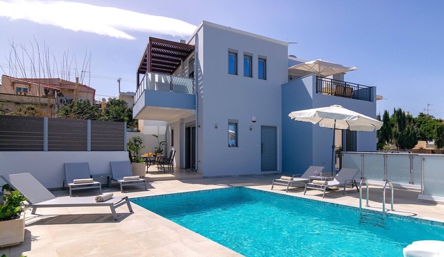 Bessie's dream villa,private pool,near amenities