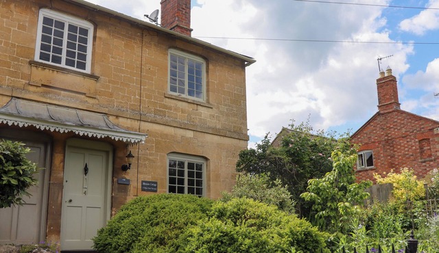 BLOSSOM COTTAGE, pet friendly, with open fire in Chipping Campden