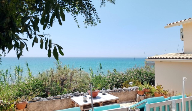 BLUE ESCAPE - Beachfront Privacy for Groups (12+ yrs)