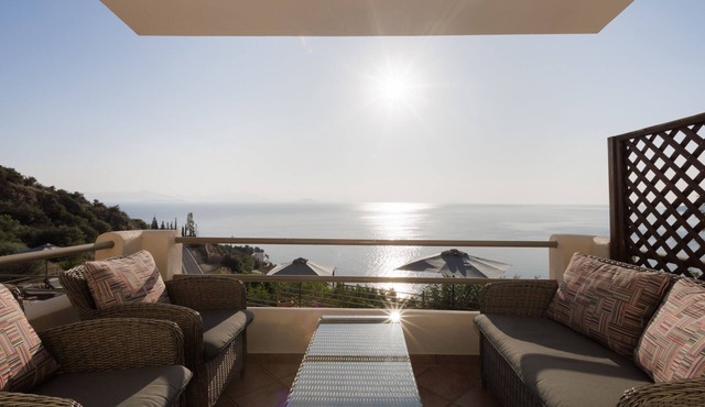 Blue Horizon -Emerald Sea View Suite