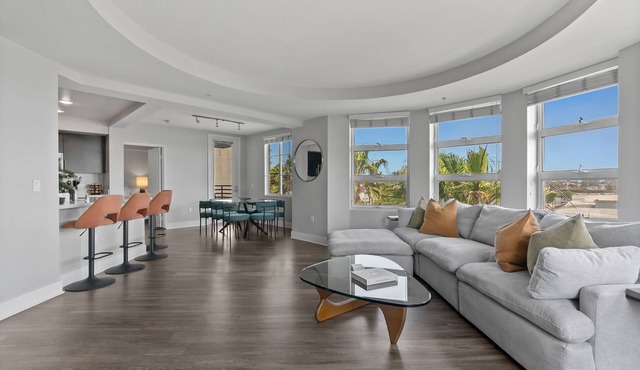 Blue Topaz' Prime Santa Monica Location, Central Rare 3BR 2BA Pool, Hot Tub, Gym