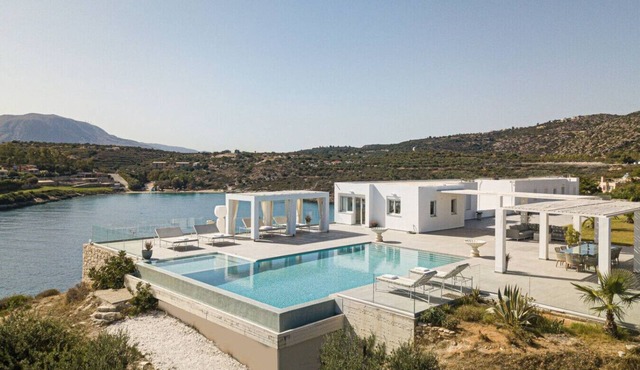Breathtaking Aeon Villa on the beach- 6BD 6BA 14PL
