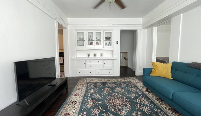 Bright and Charming Upper 2 bedroom, Pine Ave, Long Beach! Pet Friendly!