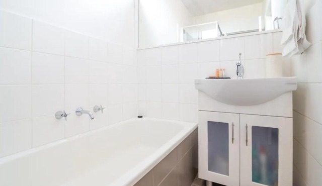 Bright & Modern 2 Bed in St Kilda East
