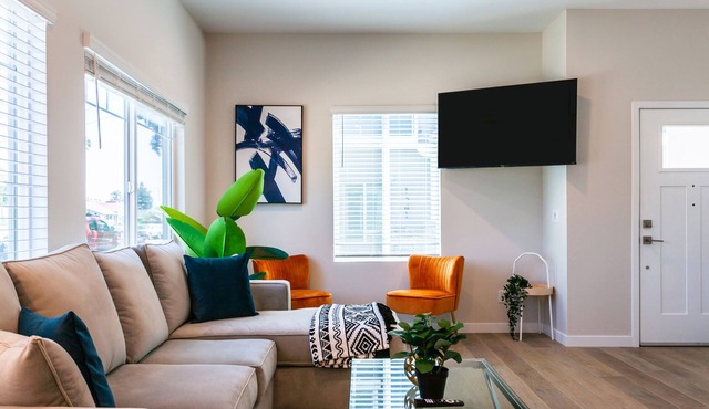 Bright Modern Family Getaway W/King Bed & Grill
