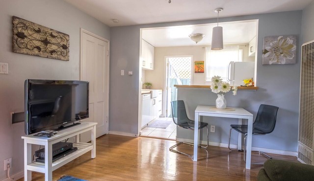 Bright one-bedroom bungalow, located near all Pasadena’s best attractions.