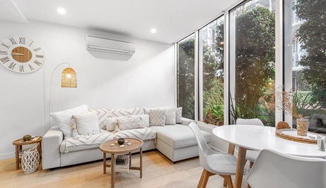 Brighton 1-Bed Apartment with Balcony