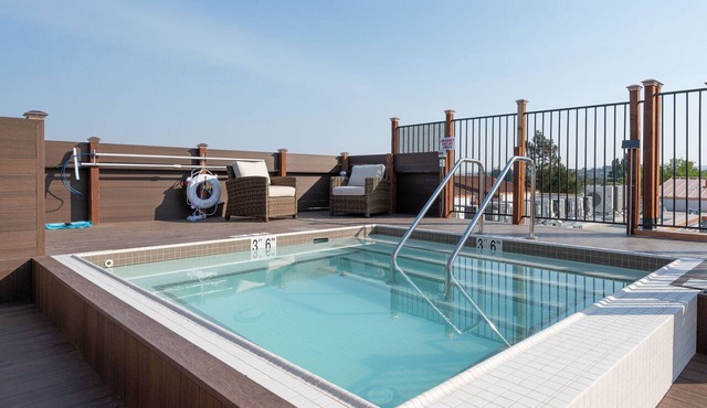 Broadway Plaza and Hot Tub in Walnut Creek