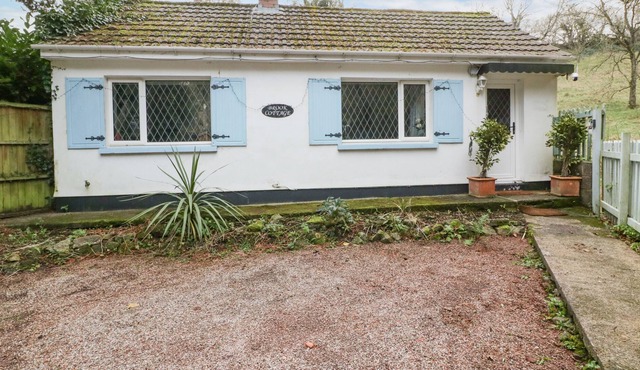 BROOK COTTAGE, pet friendly, with hot tub in Lydney