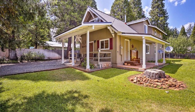 Cabin w/Backyard Space - 1/2 Mi to Trinity Lake!