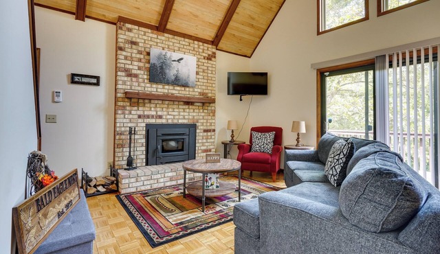 Cabin w/Deck ~ 3 Mi to Apple Valley Lake!