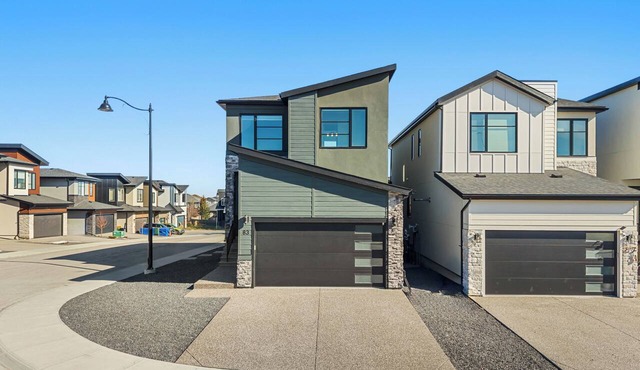 * Calgary Gem | Stylish Home w/ Patio | AC *