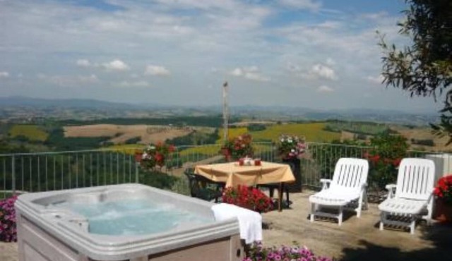 Canalicchio: Apartment within farmhouse and terrace with Jacuzzi for 4 persons