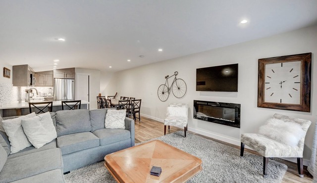 Canmore Townhouse! Jaw-dropping views and walk to Downtown