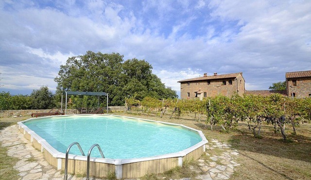 Casa Scoiattolo B: A cozy and welcoming apartment surrounded by meadows and by green hills, with Free WI-FI.