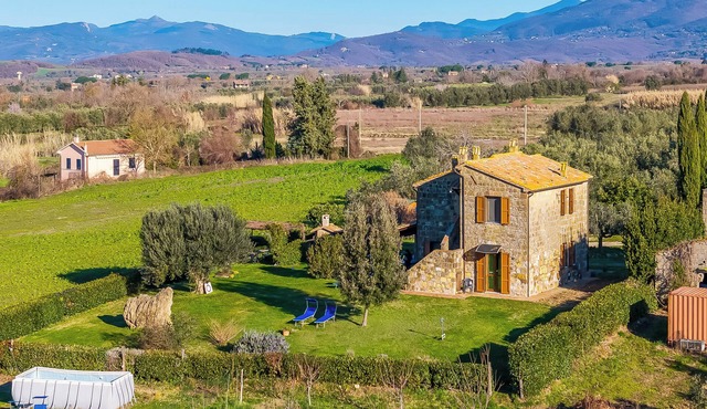 Casale Le Sorgenti - Farmhouse with Pool for 8, Pitigliano, Italy
