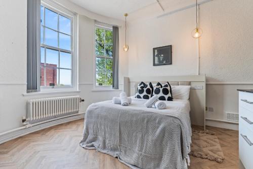 Central Dudley Studio with Smart TV and Parking