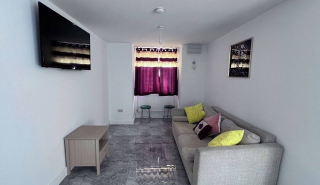 Charming 1-bedroom with private bathroom in a shared apartment