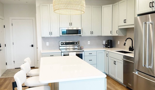 Charming 2-bedroom luxury condo in Slabtown with views of West Bay