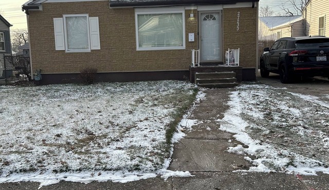 Charming 2-bedroom house in Inkster with WiFi access 10 MINUTES FROM DTE