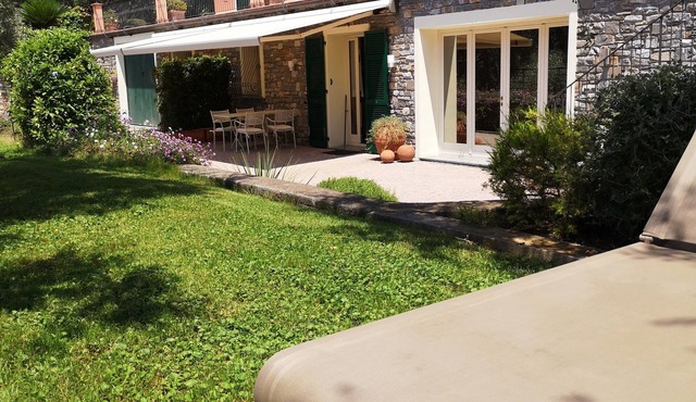 charming apartment in villa 1.5 km from the sea with parking space in the village.