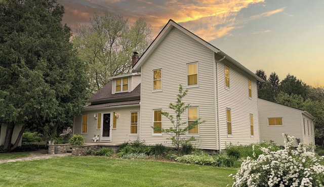 Charming Farmhouse Retreat; 3BR Sleeps 6; Near Pine Knob Theatre