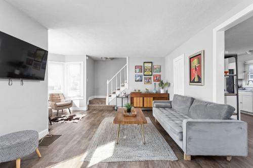 Charming Getaway - Deck & Patio - Walkable Area - Family Friendly