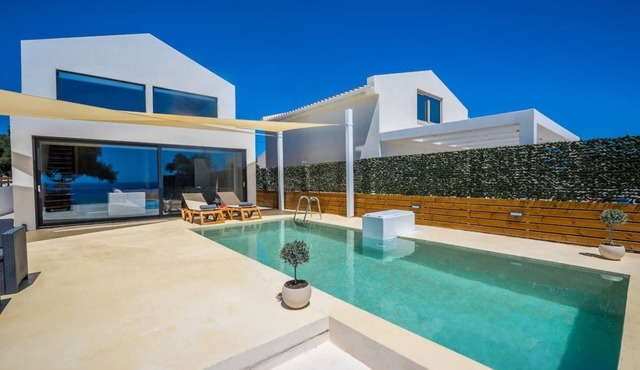 Charming hillside house, two bedrooms, pool, stunning sea view, true hidden gem