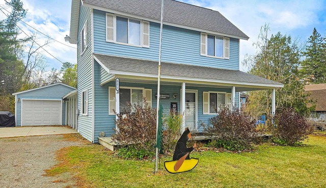 Charming in Town Home w/Backyard Patio, Fire Pit, just steps from Indian River!