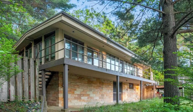 Charming Mid - Century home in the lovely Palisades Park gated community.